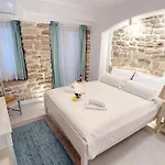 Mouses Erato Апартаменты
