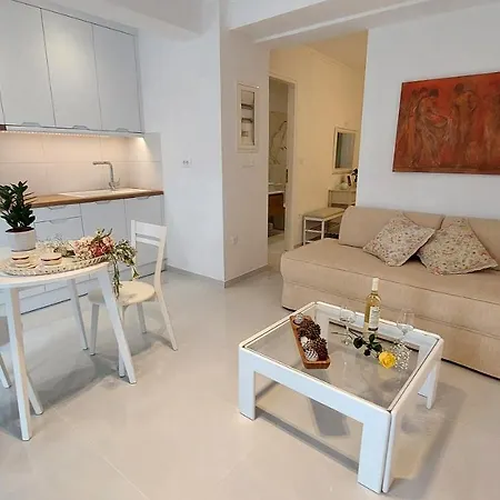 Apartment Mouses Erato