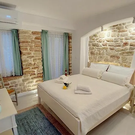 Apartment Mouses Erato