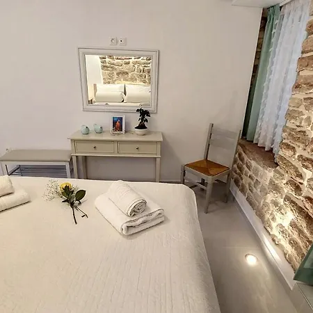 Apartment Mouses Erato *